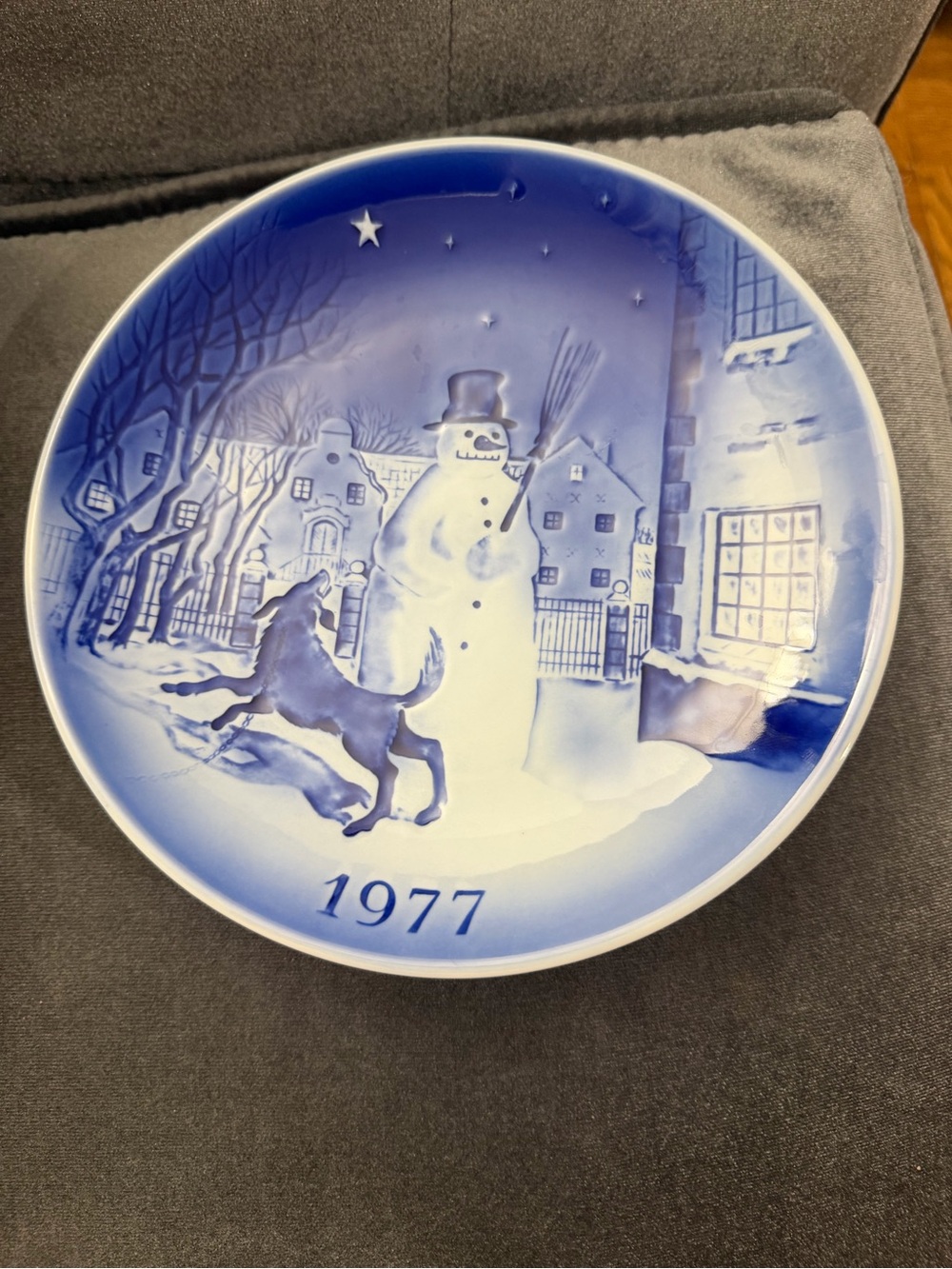 1977 Blue & White Winter Collector Plate - The Snowman Scene